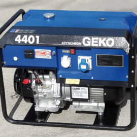 Blauer Generator mit der Modellnummer 4401 von Geko, ausgestattet mit verschiedenen Anschlüssen und einem Motor.